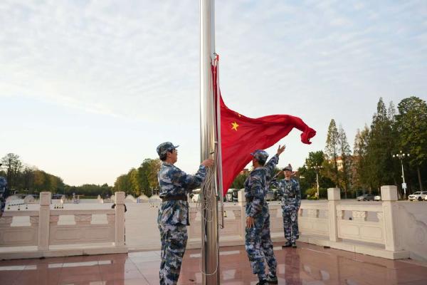 yl6776永利集团举行主题团日活动暨升旗仪式