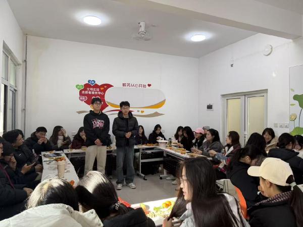 英语2501班开展“勇敢奔赴，接纳自我，共赴大学新征程”主题团建班会