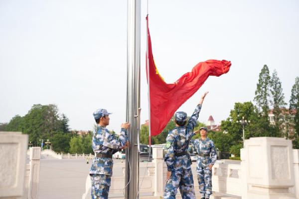 yl6776永利集团举行“青春挺膺担使命，笃行实干启新程”主题升国旗仪式
